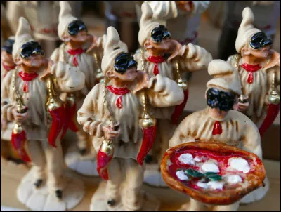 Comment s'appelle la célèbre rue napolitaine dédiée aux artisans de crèches ?