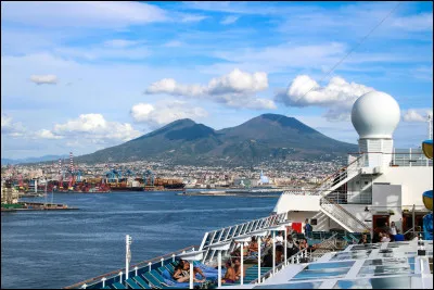 Quel château emblématique est situé en face du port de Naples ?