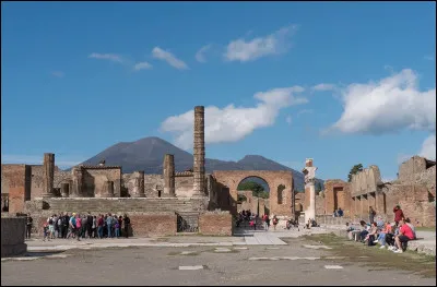 Quel site antique a été enseveli en 79 après J.-C. par le Vésuve ?