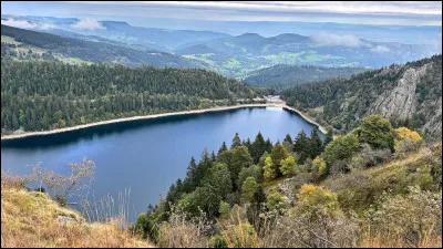 Quel pays poss&egrave;de le plus grand nombre de lacs naturels ?