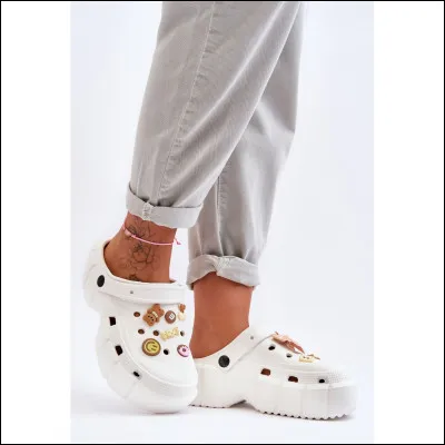 Combien de trous poss&egrave;de une paire de Crocs classique sur le dessus ?