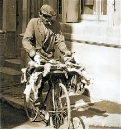 Dans l'ancien temps une coutume existait dans les campagnes. Un homme dont le m&eacute;tier se nommait ''pelharot'' venait dans les fermes collecter des chiffons, des tissus et des peaux. Que criait-il tr&egrave;s fort pour annoncer son arriv&eacute;e ?