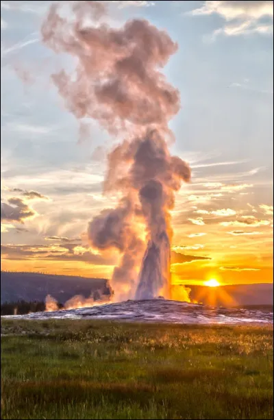 Quel parc national est connu pour ses geysers et son supervolcan ?