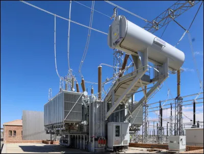 Quelle particule est responsable du courant &eacute;lectrique dans un conducteur m&eacute;tallique ?