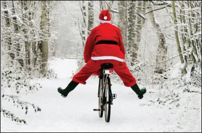 Que fait le Père Noël sur l'image ?