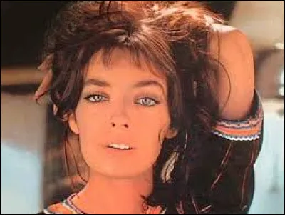 Cette interpr&egrave;te fran&ccedil;aise &eacute;tait surnomm&eacute;e "la fille aux yeux d'or", elle devrait vous sugg&eacute;rer la bonne r&eacute;ponse !