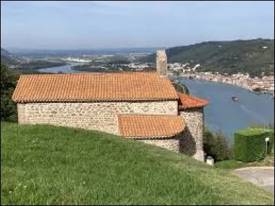 Village d'Auvergne-Rhône-Alpes, sur les bords du Rhône, Ozon se situe dans le département ...