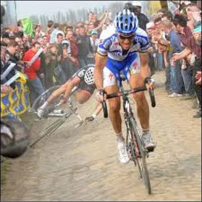 Dans quelle course cycliste emprunte-t-on le Carrefour de l'Arbre ?
