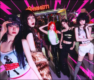 Retournons vers un groupe f&eacute;minin populaire au sein de l'industrie : Le Sserafim. Avec qui ont-elles fait un featuring, nomm&eacute; "Spaghetti" ?