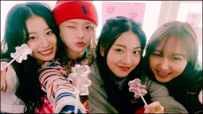 Avec quel c&eacute;l&egrave;bre chanteur fran&ccedil;ais, le groupe Fifty Fifty a-t-il &eacute;galement sorti un featuring ?