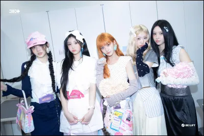 Illit a sorti deux chansons en fin d'ann&eacute;e 2025. L'une d'elles, la title, a pour titre : _._._ _._._._ Any_._._._ (Compl&eacute;tez)