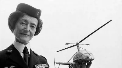 Cette femme est la première à être officier général en France. C'est...