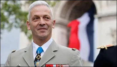 Quel humoriste popularisa l'expression "les deux mon général" ?