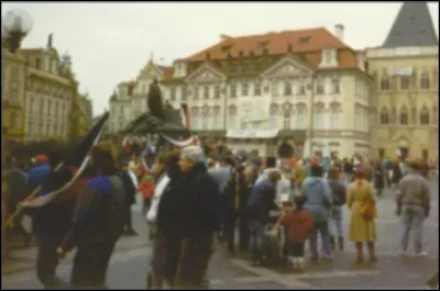 1989 > Le 25 novembre, les manifestants sont alors pr&egrave;s d'1 million : sans affrontements, ni d&eacute;bordements. Le 10 d&eacute;cembre, le "pr&eacute;sident" communiste Gustav Husak d&eacute;missionne... mais la "r&eacute;volution ...[ Laquelle ?]" est d&eacute;j&agrave; lanc&eacute;e !