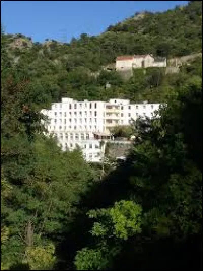 Notre promenade prend fin aux thermes de Thuès-les-Bains. Lieu-dit Catalan, sur les bords de la Têt, il se situe dans l'ancienne région ...
