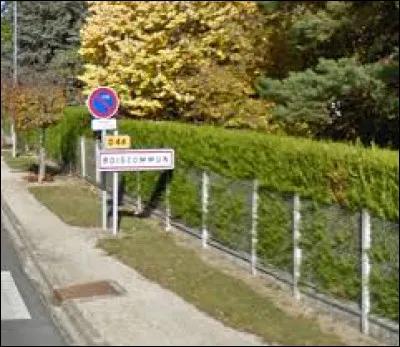 Je vous attends maintenant à l'entrée de Boiscommun. Village de l'arrondissement de Pithiviers, dans la région agricole du Gâtinais pauvre, il se situe dans le département ...