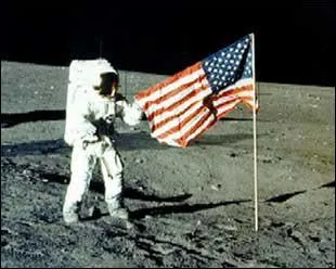 L'amricain Neil Armstrong est le premier homme  poser le pied sur le sol lunaire. Son compagnon de vol, Aldrin, le rejoint quelques minutes plus tard.