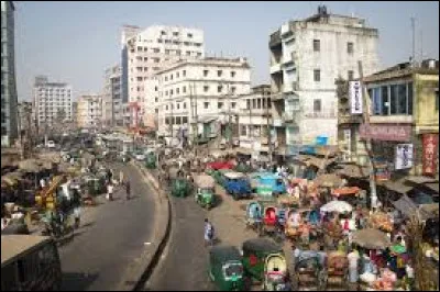 Situ&eacute;e dans la partie orientale du Bangladesh, pr&egrave;s de la fronti&egrave;re avec la Birmanie, c'est le premier port et la deuxi&egrave;me ville du pays avec 3,5 millions d'habitants :