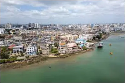 Situ&eacute;e sur la c&ocirc;te de l'oc&eacute;an Indien, c'est apr&egrave;s Nairobi, la deuxi&egrave;me agglom&eacute;ration du Kenya avec 900 000 habitants :