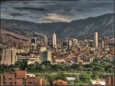 Quelle est la deuxi&egrave;me ville de Colombie apr&egrave;s Bogota, avec 2,5 millions d'habitants et 4 millions dans son aire m&eacute;tropolitaine ?