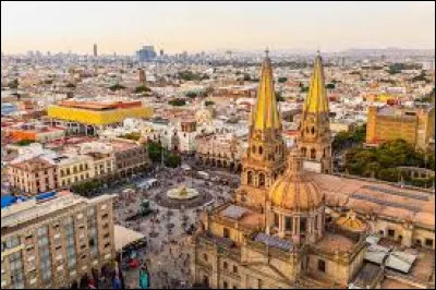 Quelle est la deuxi&egrave;me ville du Mexique avec 1,3 million d'habitants et 5 millions dans son agglom&eacute;ration ?