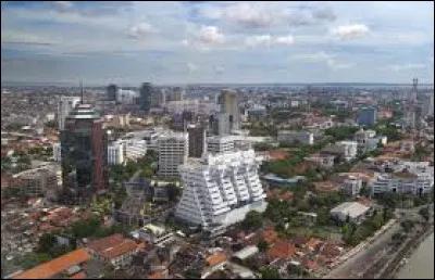 Situ&eacute;e sur la c&ocirc;te nord de l'&icirc;le de Java, c'est la deuxi&egrave;me ville d'Indon&eacute;sie apr&egrave;s Jakarta, avec une population de plus de 3 millions d'habitants et 5,6 millions dans l'aire urbaine :