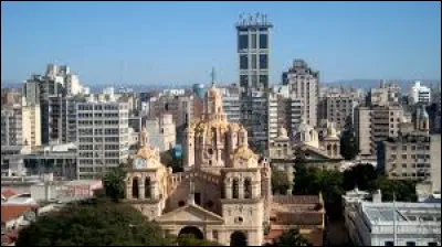 Situ&eacute;e au centre du pays, c'est la deuxi&egrave;me ville d'Argentine avec 1,6 million d'habitants :
