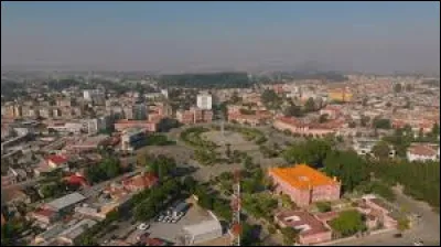 Quelle est cette ville, situ&eacute;e sur un plateau &agrave; 1 800 m d'altitude, deuxi&egrave;me ville d'Angola avec 900 000 d'habitants ?