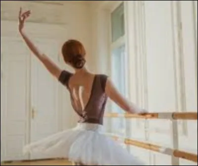 Certains danseurs jouent le rôle de dames. Vrai ou faux ?