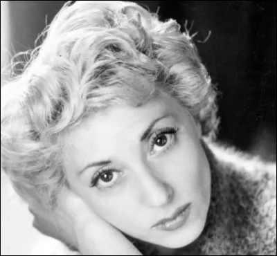 De qui la femme sur cette photo est-elle la sur ?