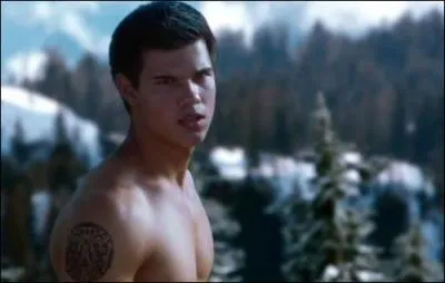 Qui embrasse Bella 2 fois dans Hesitation ?