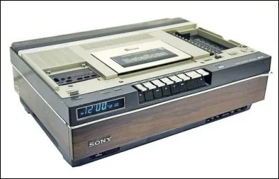Pourtant de moins bonne qualit&eacute;, la technologie du VHS va condamner la technologie du "Betamax" en mati&egrave;re de magn&eacute;toscope dans les ann&eacute;es 70. Pour quelle raison Sony abandonne-t-il ?