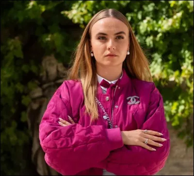 Ici, c'est Elaine. Dans quelle série la voit-on comme sur l'image ?