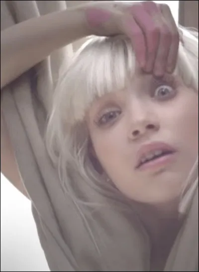 Quelle danseuse s�est illustr&eacute;e en dansant sur les clips vid&eacute;o de plusieurs chansons de Sia, notamment &laquo;&nbsp;Chandelier&nbsp;&raquo; ?