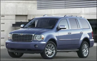 Situ&eacute;e dans l'&Eacute;tat du Colorado, la ville d'Aspen est connue pour &ecirc;tre une station de ski r&eacute;put&eacute;e des Rocheuses. Si vous habitez aux &Eacute;tats-Unis, je vous propose de vous y rendre &agrave; bord du v&eacute;hicule &eacute;ponyme, l'Aspen. Qui est son constructeur ?