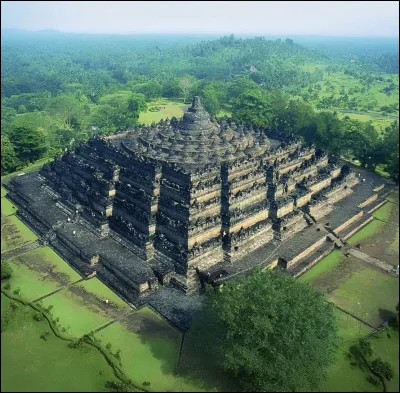 Dans quel pays se trouve le temple bouddhiste appel&eacute; Candi Borobudur ?