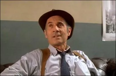 Acteur, chanteur il est Nestor Burma et chante la chanson 'Destine' du film 'Les sous dous en vacances', c'est Guy ... . .