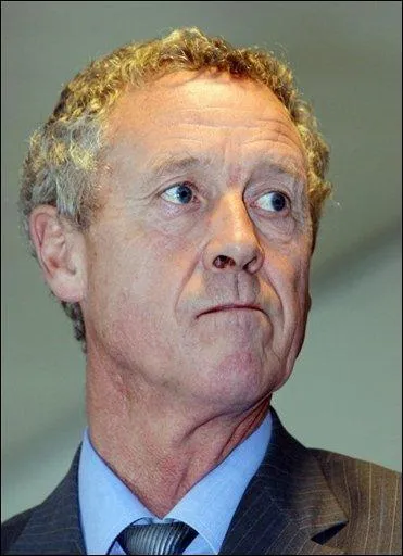 Sportif et politicien mdaille d'or aux J. O. en 1976, c'est Guy ... . .