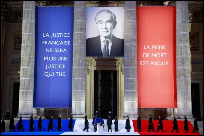 Quel hommage a &eacute;t&eacute; rendu &agrave; Robert Badinter le 9 octobre 2025 ?