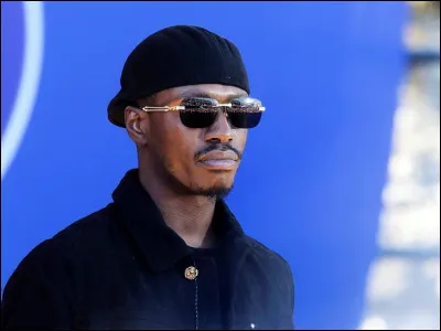 Comment s'appelle l'homme sur la photo ?