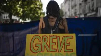 En quelle ann&eacute;e la premi&egrave;re loi concernant l'assurance maladie a-t-elle &eacute;t&eacute; &eacute;mise ?