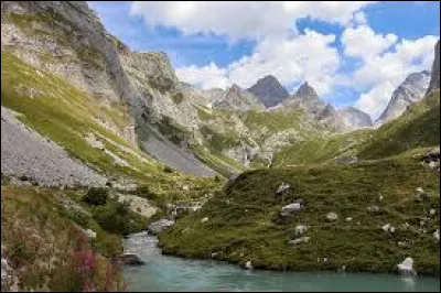Qui a &eacute;crit le roman "L'Etranger" ?