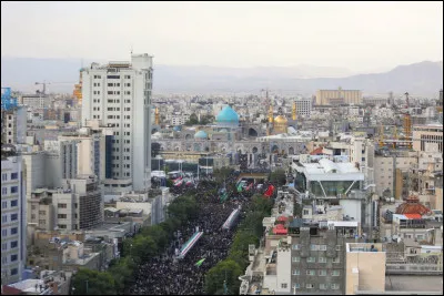 Situ&eacute;e dans le Nord-Est de l'Iran, capitale de la province du Khorassan-e Razavi, c'est la deuxi&egrave;me ville du pays avec 4 millions d'habitants :