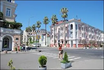Situ&eacute;e sur les rives de la mer Noire, pr&egrave;s de la fronti&egrave;re turque, c'est le principal port g&eacute;orgien et la deuxi&egrave;me ville du pays avec 230 000 habitants :
