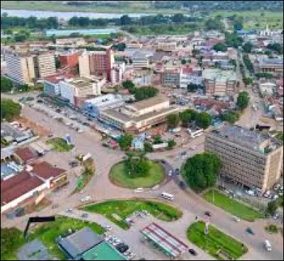C'est, avec 620 000 habitants, la deuxi&egrave;me ville de Zambie, capitale r&eacute;gionale de la Copperbelt :