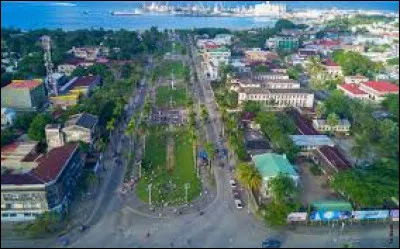 Situ&eacute;e sur la c&ocirc;te orientale de l'&icirc;le, c'est la deuxi&egrave;me ville de Madagascar, avec une aire urbaine estim&eacute;e &agrave; 500 000 habitants :