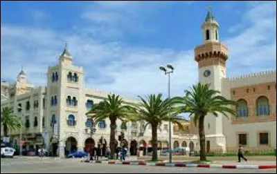 La deuxi&egrave;me ville de Tunisie, ville portuaire de l'est du pays qui compte 600 000 habitants dans son agglom&eacute;ration, est ...
