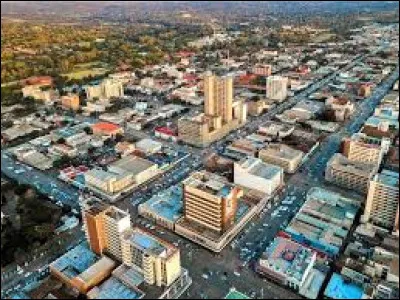 C'est, avec 750 000 habitants, la deuxi&egrave;me ville du Zimbabwe, capitale du Matabeleland :