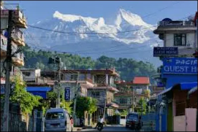 Situ&eacute;e au centre du N&eacute;pal, au pied du massif de l'Annapurna, c'est la deuxi&egrave;me ville du pays avec 500 000 habitants :