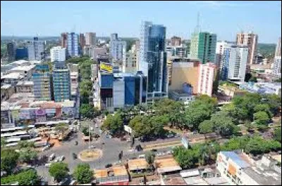 Situ&eacute;e sur les rives du fleuve Paran&aacute; &agrave; la fronti&egrave;re avec le Br&eacute;sil, c'est la deuxi&egrave;me plus grande ville du Paraguay avec 320 000 habitants :